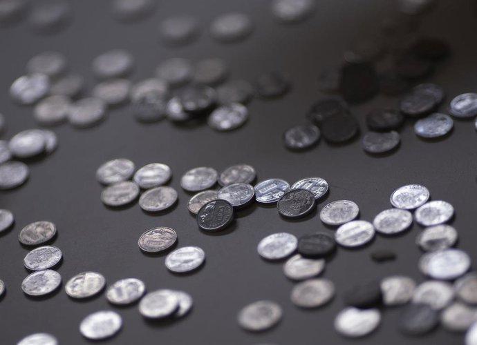 Archivo - Varias monedas.