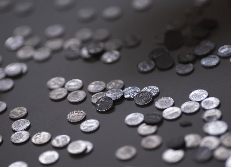 Archivo - Varias monedas.