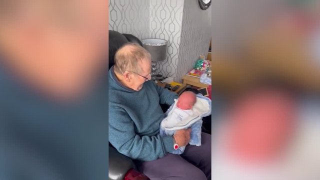Este abuelo rompe a llorar cuando le sorprenden con su nieto recién nacido, al que han puesto su nombre