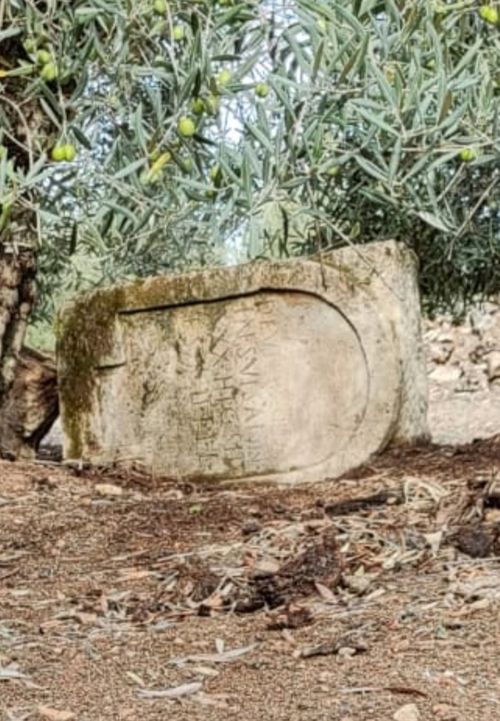 Pieza funeraria encontrada por la Guardia Civil.