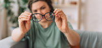 ¿Por qué la agudeza visual disminuye a partir de los 40 años?