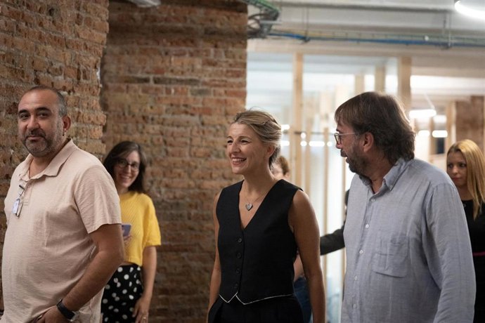 (I-D) El secretario general de CC.OO de Catalunya, Javier Pacheco; la vicepresidenta segunda del Gobierno y ministra de Trabajo y Economía Social en funciones, Yolanda Díaz y el secretario general de UGT Catalunya, Camil Ros, a su llegada a una reunión 