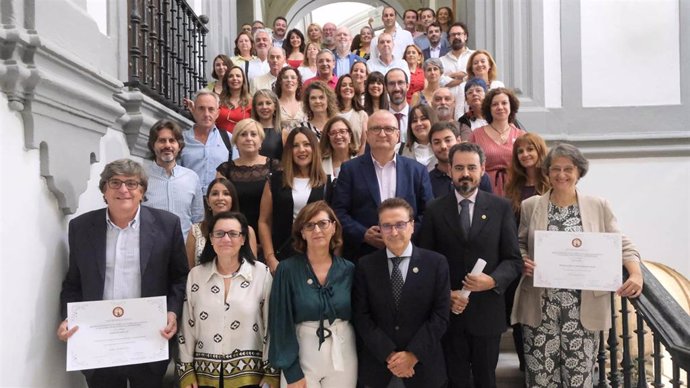 Foto de familia con motivo de los premios a ocho iniciativas que promueven la cultura saludable, la solidaridad y la inclusión en la Universidad de Sevilla.