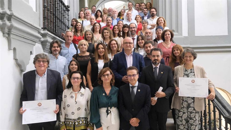 Foto de familia con motivo de los premios a ocho iniciativas que promueven la cultura saludable, la solidaridad y la inclusión en la Universidad de Sevilla.