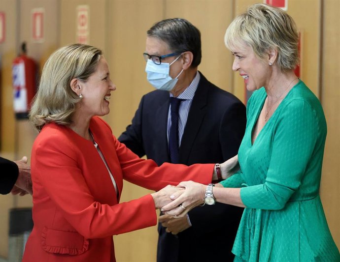 Archivo - La vicepresidenta primera y ministra de Asuntos Económicos, Nadia Calviño (i) y la secretaria de Estado de Digitalización e Inteligencia Artificial, Carme Artigas (d), se saludan a su llegada al acto España Digital 2026, a 8 de julio de 2022