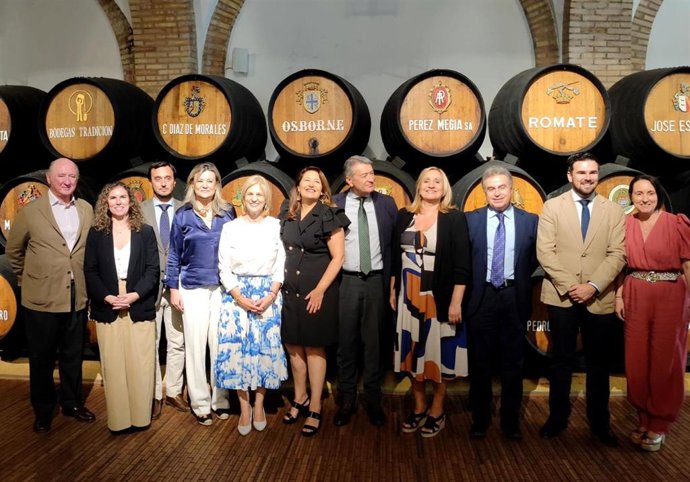 La consejera de Agricultura, Pesca, Agua y Desarrollo Rural, Carmen Crespo, firma un convenio para impulsar la Estrategia del Viñedo del Marco de Jerez junto César Saldaña, presidente del Consejo Regulador del Marco de Jerez.