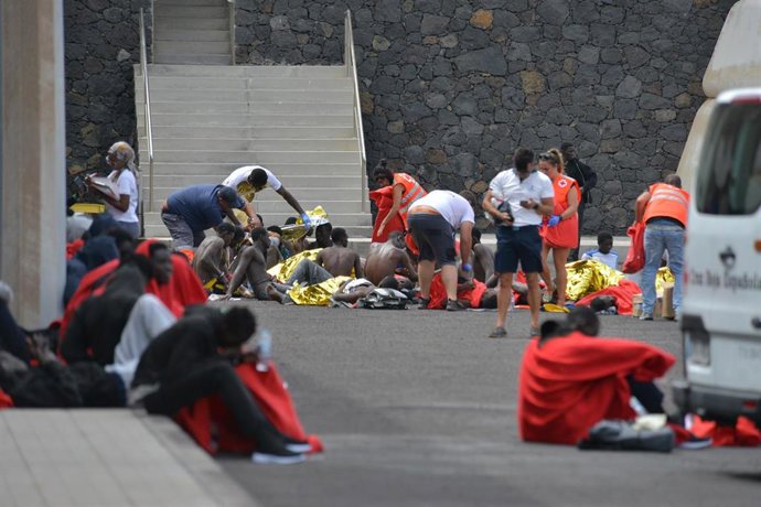 Varias personas son atendidas por los servicios sanitarios, en el muelle de La Restinga, a 4 de octubre de 2023, en El Hierro, Islas Canarias (España)