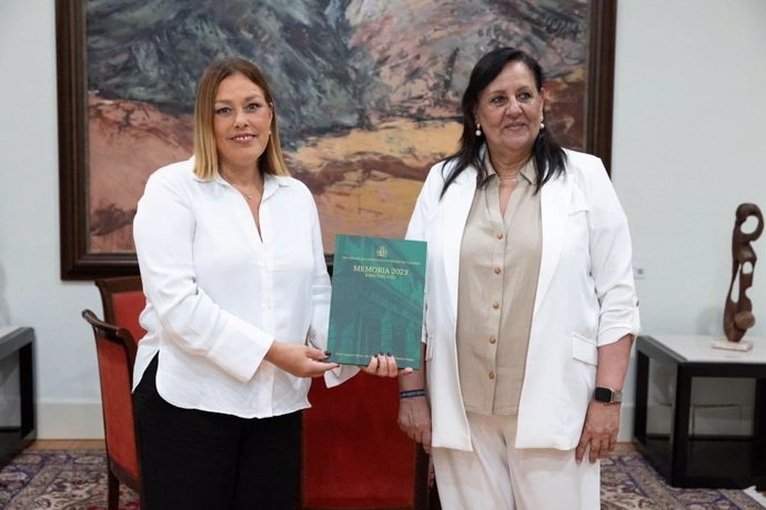 La presidenta del Parlamento de Canarias, Astrid Pérez, y la Fiscal Superior de Canarias, María Farnés, en la entrega de la memoria anual de la Fiscalía