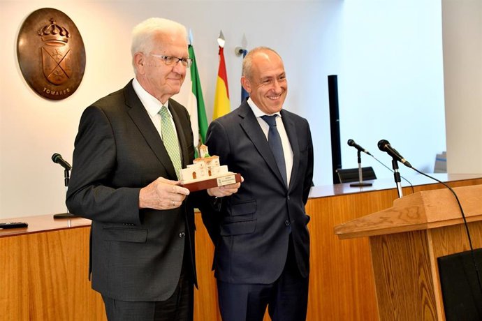 El alcalde de Tomares, José María Soriano, entregando una placa conmemorativa del municipio al ministro-presidente del estado federado alemán de Baden-Württemberg, Winfried Kretschmann.