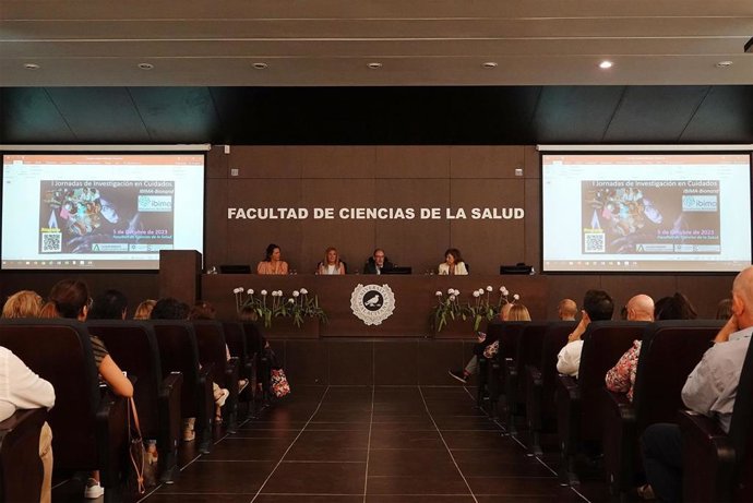 La vicerrectora adjunta de Infraestructura Científica, M Ángeles Real; la decana de la Facultad, Noelia Moreno; el subdiresubdirector científico de Ibima-Plataforma Bionand, Pedro Serrano, y la directora del departamento de Enfermería, Isabel M. Morale