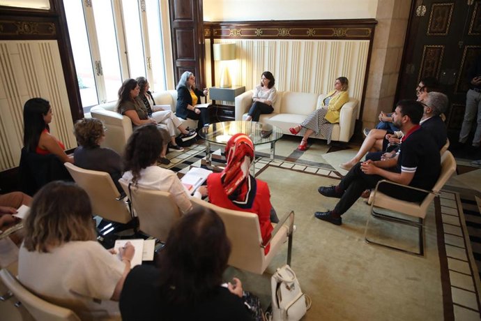 La Mesa Rep Una Delegació De Dones Activistes Iranianes Representants Del Moviment Dona, Vida, Llibertat