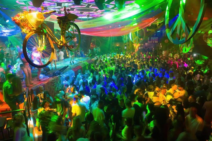 Archivo - Vista general de una fiesta en una discoteca 