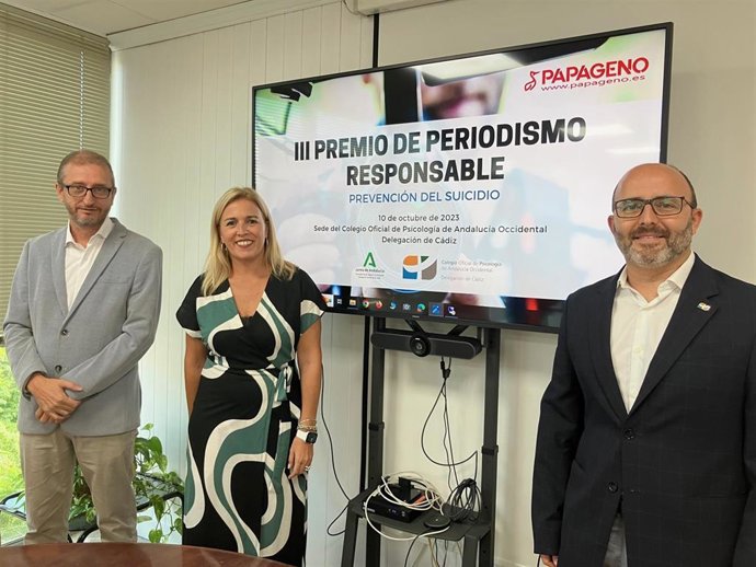 Eva Pajares con el presidente de la Delegación de Cádiz del Colegio Oficial de Psicología, Eduardo José Vázquez, y el presidente de la Asociación Papageno, Daniel Jesús López.