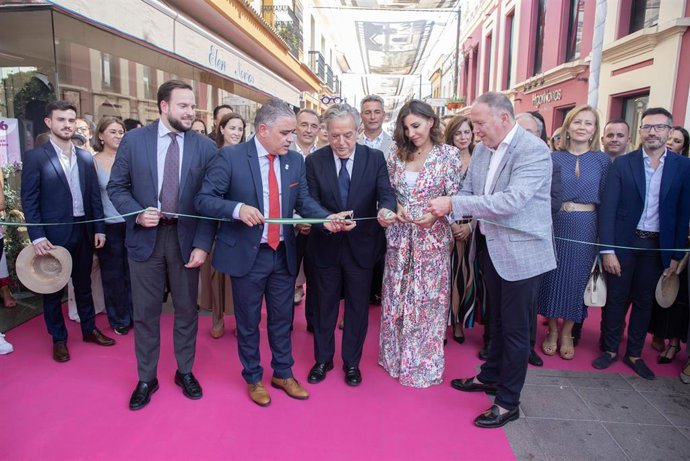 El presidente de la Diputación de Córdoba, Salvador Fuentes (centro), en la inauguración de Fuente Palmera de Boda.