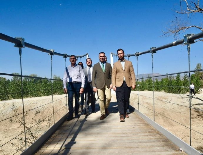 Diputación pone en servicio el puente peatonal de Fuente Vaqueros sobre el río Cubillas.