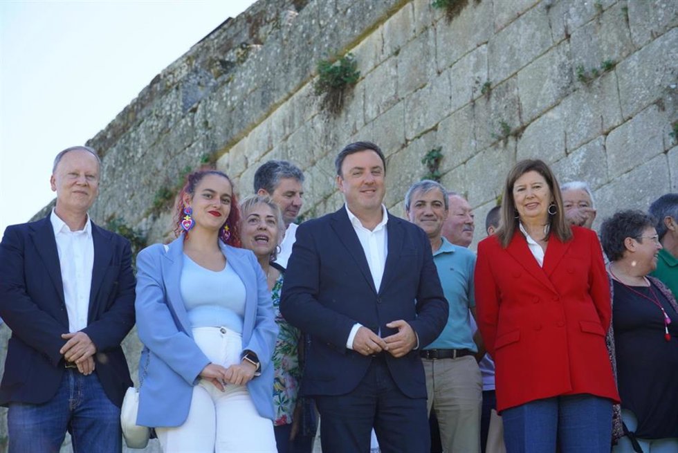 El secretario xeral del PSdeG, Valentín González Formoso, visita Maceda (Ourense), junto a otros cargos socialistas