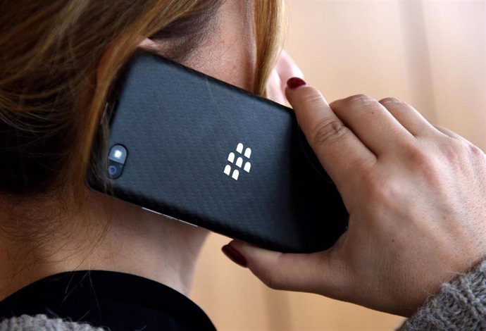 Archivo - FILED - 08 March 2016, Duesseldorf: A woman makes a phone call with a Blackberry Smartphone. BlackBerry phones have for years been the most famous and most popular stock in the world of smart phone technology, but their popularity has graduall