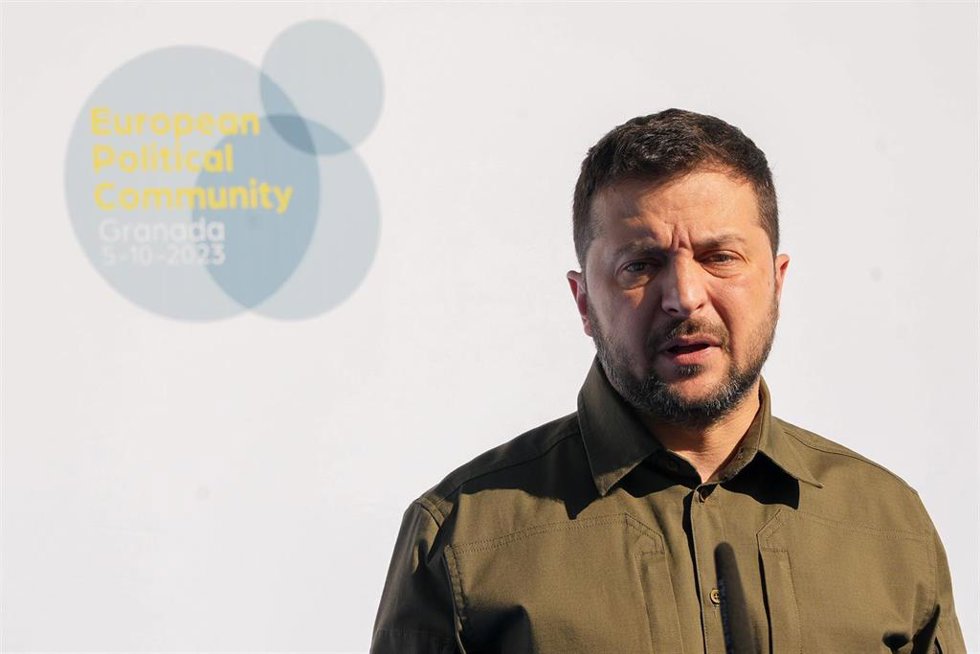 El presidente de Ucrania, Volodimir Zelenski, atiende a los medios a su llegada al Palacio de Congresos de Granada para participar en la cumbre de la Comunidad Política Europea (CPE)