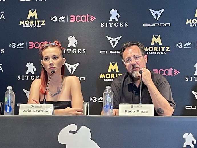 La actriz Aria Bedmar y el director Paco Plaza, en la presentación de 'Hermana Muerte' en el Festival de Sitges