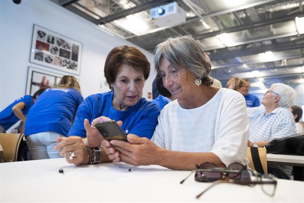Persona mayor con móvil. Fundación Telefónica lanza 'Reconectados', un proyecto para impulsar las competencias digitales de las personas mayores