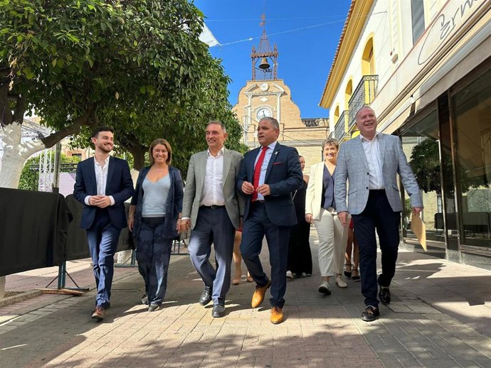 Santiago (centro) pasea junto a Ruiz por el recinto urbano de Fuente Palmera de Boda.
