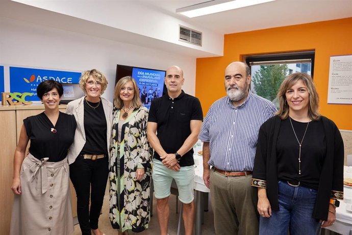 La alcaldesa de Pamplona, Cristina Ibarrola, con los profesionales de Aspace