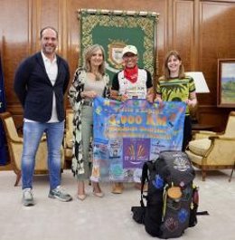 La alcaldesa de Pamplona, Cristina Ibarrola, ha recibido en la Casa Consistorial a José Antonio Nieto, que hace un mes salió de Ubrique (Cádiz) para recorrer España a pie en un reto solidario por el cáncer infantil.