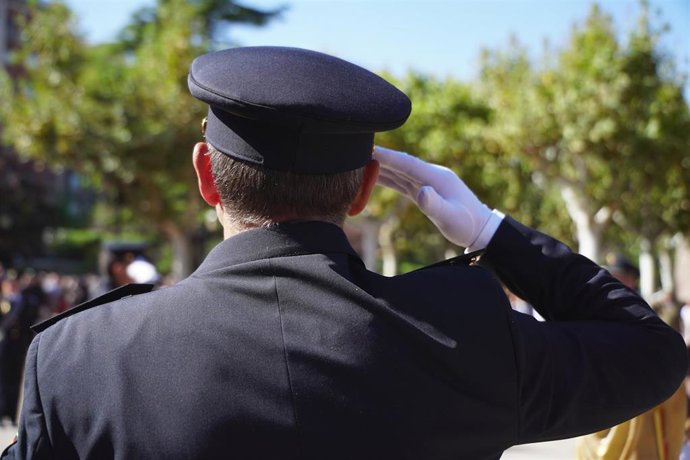 Un agente de policía durante la celebración de la festividad de los Santos Ángeles Custodios, patrón de la Policía nacional.
