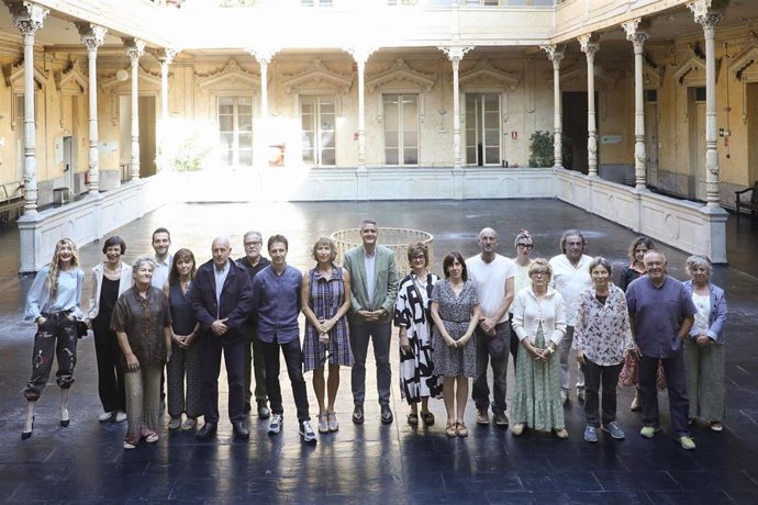 El director general de Cultura  Institución Príncipe de Viana, Ignacio Apezteguía, y el autor del libro, Toni Sasal, junto a varios artistas retratados en la obra.