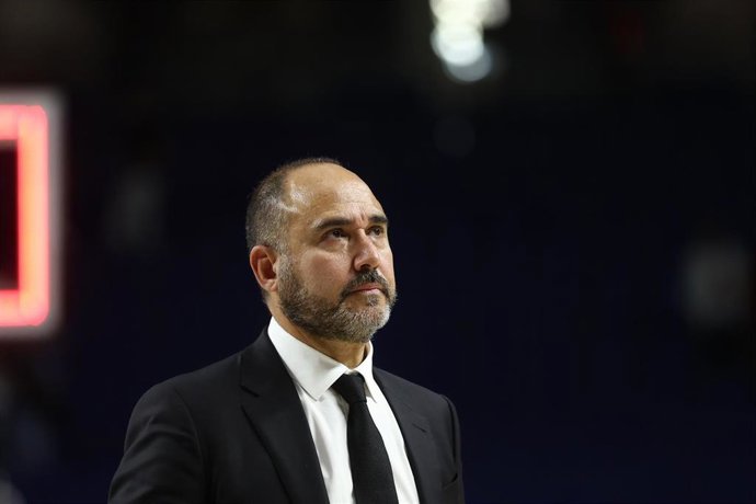 Archivo - El entrenador del Real Madrid de baloncesto, Chus Mateo, durante un partido