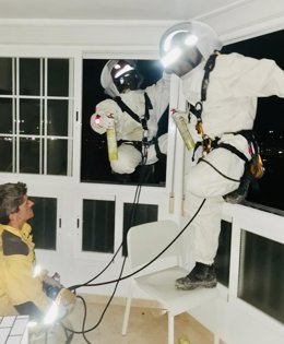 Intervención de los Bomberos de Jaén para eliminar un nido de avispa oriental.