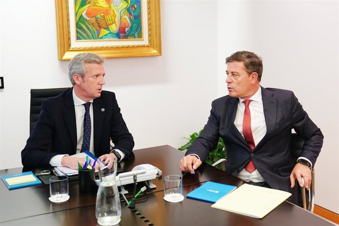 Archivo - El presidente de la Xunta, Alfonso Rueda (i) y el delegado del Gobierno en Galicia, José Ramón Gómez Besteiro (d), durante una reunión institucional en el Edificio Administrativo San Caetano, a 2 de mayo de 2023, en Santiago de Compostela, A C