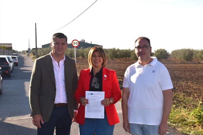 El delegado de Agricultura, Pesca, Agua y Desarrollo Rural de la Junta, Francisco Acosta (izda.), en Benamejí.