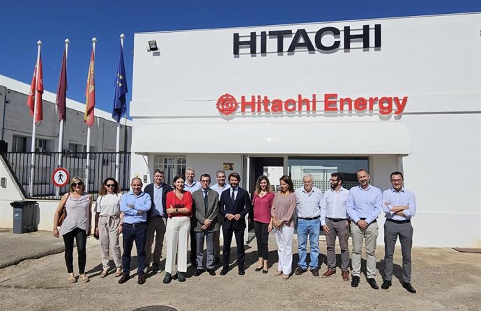 Responsables de innovación de seis universidades andaluzas visitan con CTA la fábrica de Hitachi Energy en Córdoba.