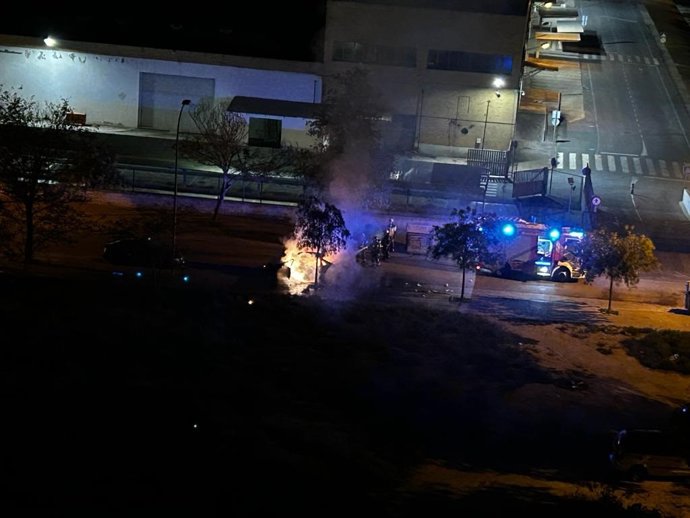 Uno de los coches incendiados en Su Eminencia