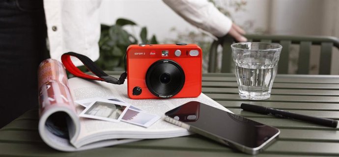 La nueva cámara instantánea Leica Sofort 2.