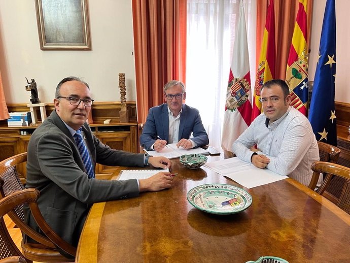 Reunión entre el presidente de la DPT, Joaquín Juste, y la junta directiva de ASAJA en Teruel, con su presidente, José Manuel Cebollada, a la cabeza.