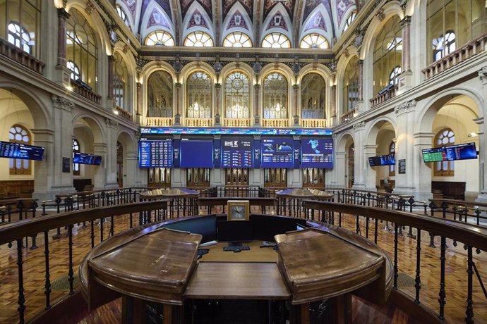 Archivo - Varios paneles del Ibex 35 en el Palacio de la Bolsa, a 1 de septiembre de 2023, en Madrid (España)