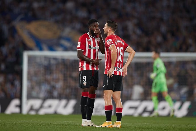 Inaki Williams of Athletic Club speaks with Oscar de Marcos of Athletic Club during the LaLiga EA Sports match between Real Sociedad and Athletic Club at Reale Arena on September 30, 2023, in San Sebastian, Spain.