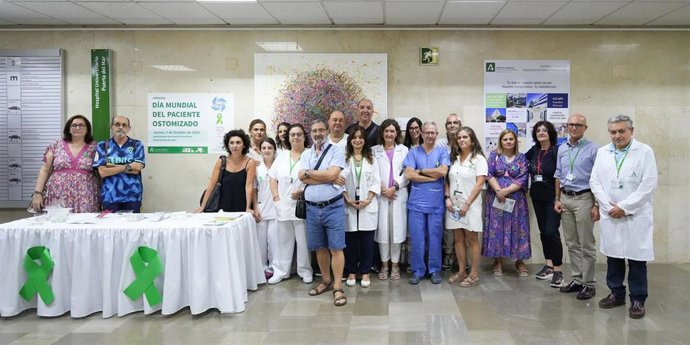 Profesionales de la Unidad de Cirugía y Aparato Digestivo del Hospital Universitario Puerta del Mar de Cádiz elaboran una nueva guía de cuidados a pacientes ostomizados.