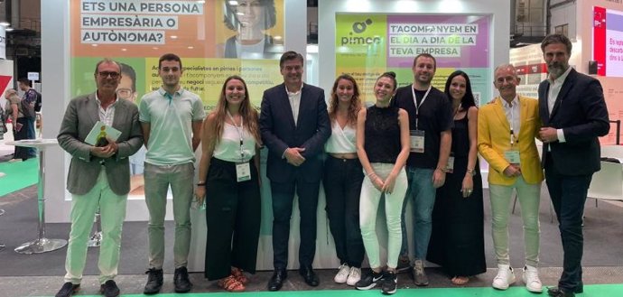 El president de Pimec, Antoni Cañete, al costat de l'equip de Pimec al seu estand en el Bizbarcelona