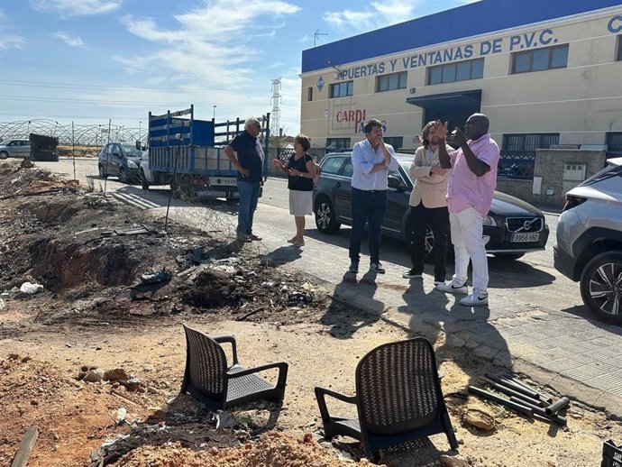 El parlamentario en el Congreso de los Diputados por Sumar, Francisco Sierra, en su visita al asentamiento de Palos de la Frontera (Huelva).