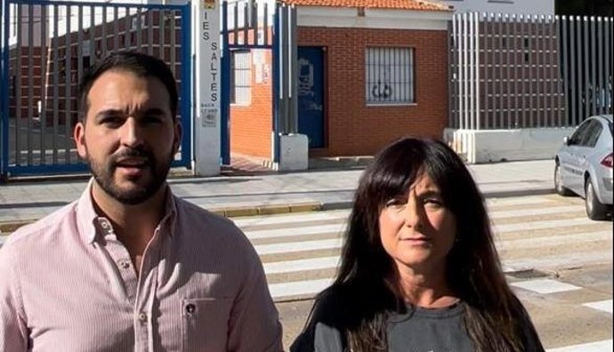 El portavoz del PSOE de Punta Umbría, Javier Huete, y la portavoz del Grupo Municipal Socialista en el Ayuntamiento, Manuela Pomares.