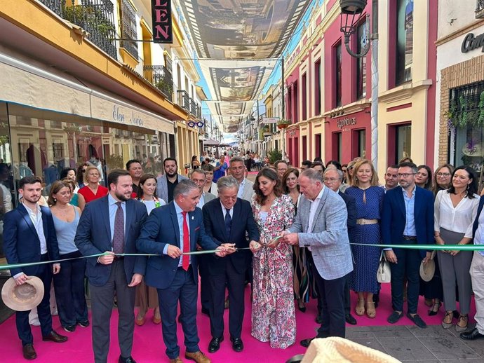 El delegado de Economía, Hacienda y Fondos Europeos de la Junta, Agustín López (izda.), entre otras autoridades, en la inauguración de Fuente Palmera de Boda.