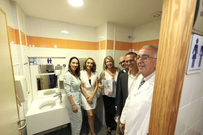 Sara Pinzi, Amanda García, Silvia Rodríguez, Bernardo de la Torre, Manuel Rich y Luis Jiménez, en el baño para ostomizados de la Facultad de Medicina.