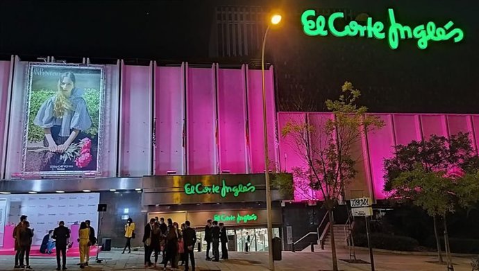 Archivo - El Corte Inglés viste de rosa la fachada del centro se Serrano (Madrid) en apoyo al Día Mundial contra el Cáncer de Mama