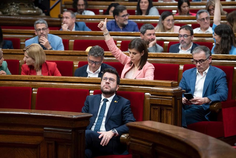 Archivo - Votación en el pleno del Parlament. Foto de archivo