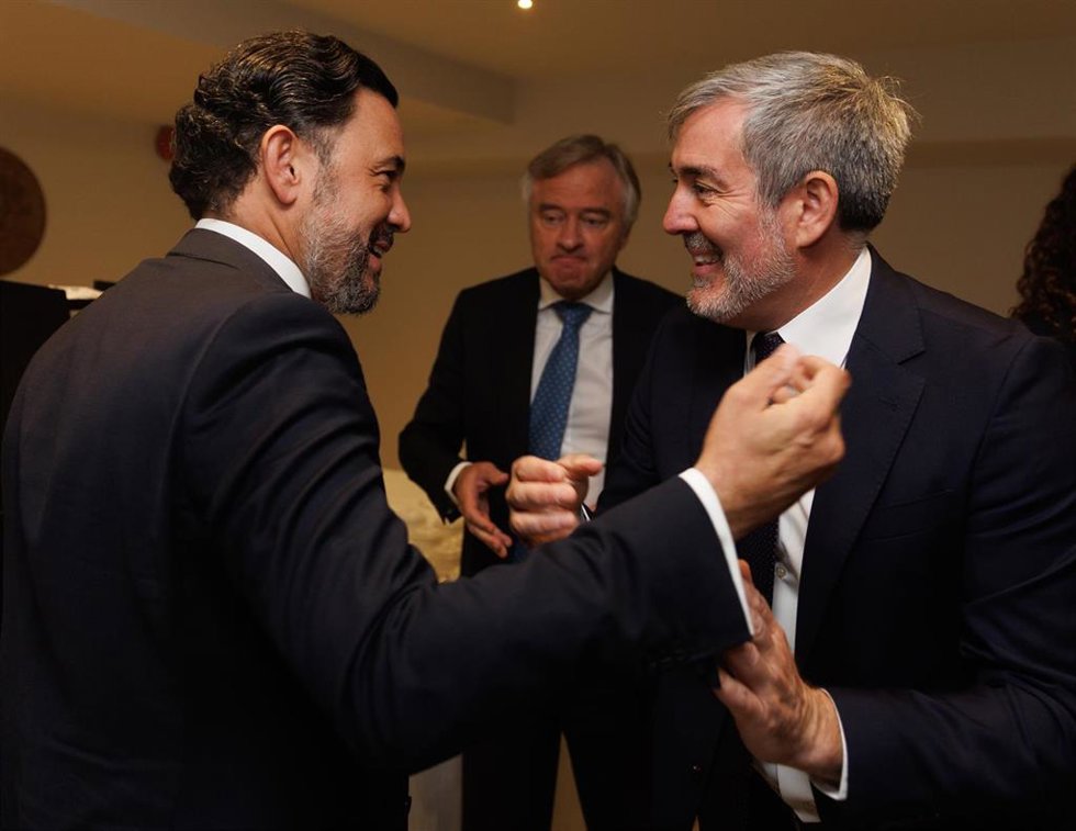 El presidente del Gobierno de Canarias, Fernando Clavijo (1d), y el secretario general del grupo parlamentario popular, Guillermo Mariscal (1i),  conversan a su llegada a un desayuno informativo de Europa Press, en el Hyatt Regency Hesperia Madrid, a 5 