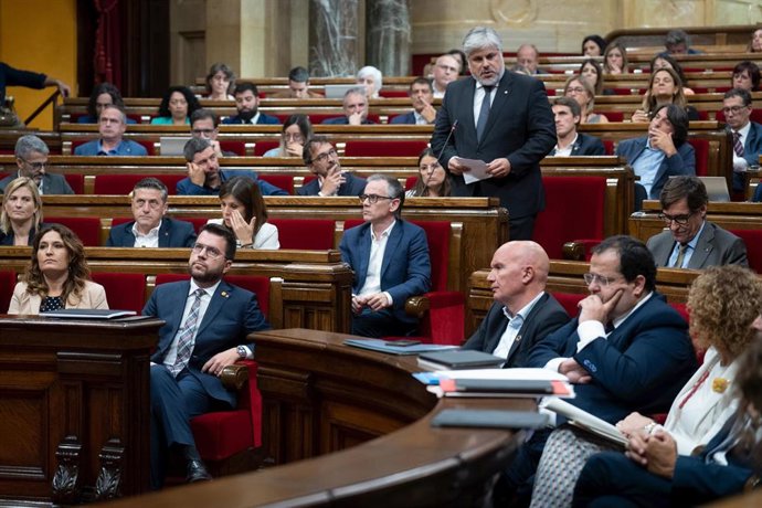 El presidente de Junts en el Parlament, Albert Batet, interviene durante una sesión plenaria en el Parlament, a 4 de octubre de 2023, en Barcelona, Catalunya (España).  