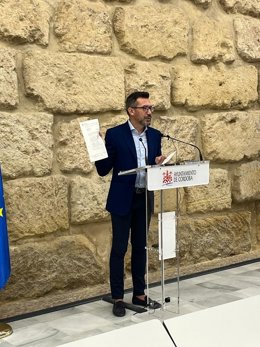 El concejal del PSOE en el Ayuntamiento de Córdoba José Antonio Romero en rueda de prensa.